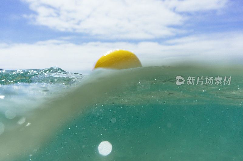 浮在清澈湛蓝的海面上的沙滩球，Pedn Vounder，康沃尔